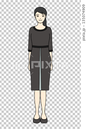 落ち着いたグレーの制服を着用した笑顔の女性スタッフ 135074909