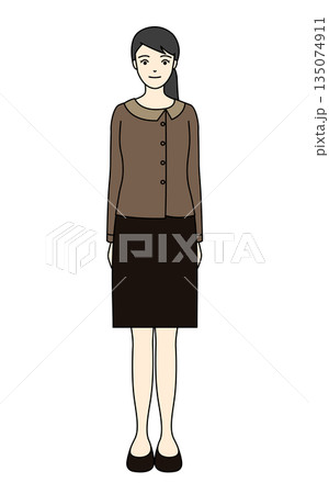 茶色の制服ブラウスとスカート姿の女性スタッフ 135074911