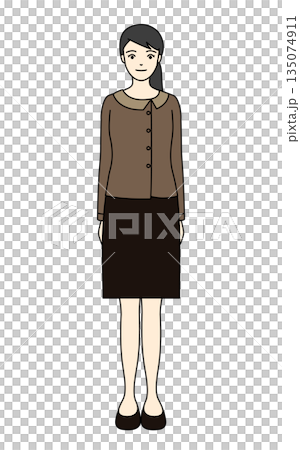 茶色の制服ブラウスとスカート姿の女性スタッフ 135074911