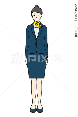 紺色のスーツと黄色のスカーフを着用した女性の全身イラスト 紺色のスーツと黄色のスカーフを着用した女性の全身イラスト 135074922