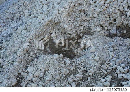 雨に濡れて湿り気を帯びた建設資材の砂利 135075180