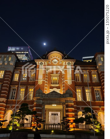 東京駅夜景 135075220