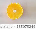皮を剥いたオレンジ 皮を剥いたオレンジ 135075249