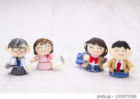 医師、看護師、高校生の人形 135075380