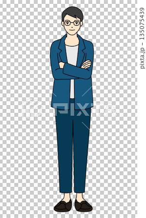 カジュアルなジャケットを着て腕組みをするメガネの男性 135075439