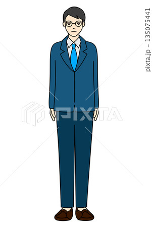 スーツを着用しメガネをかけて立っている若い男性 135075441