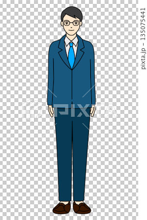 スーツを着用しメガネをかけて立っている若い男性 135075441
