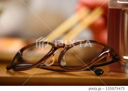 仕事の合間にひと息つく、メガネとお茶のある日常風景 135075475