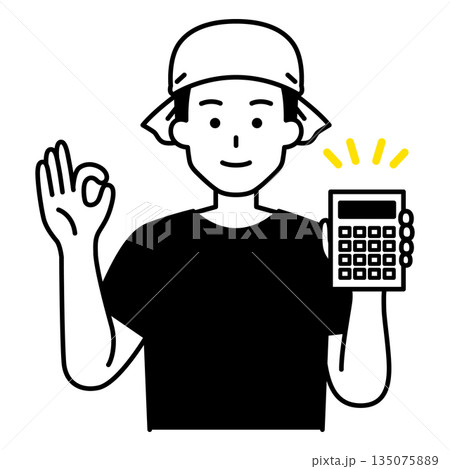 電卓を持ってOKサインをする居酒屋の男性店員 135075889