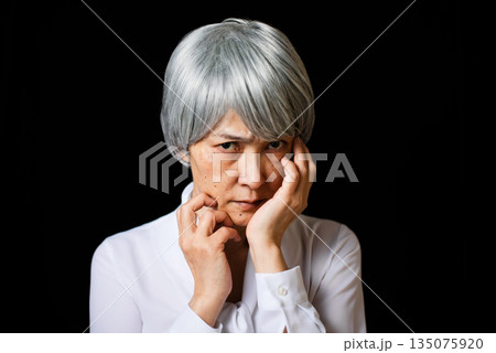 睨みつける白髪のシニア女性 135075920