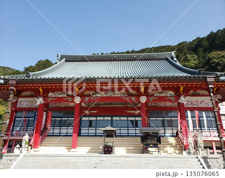 基山町　色鮮やかな本福寺本堂 135076065