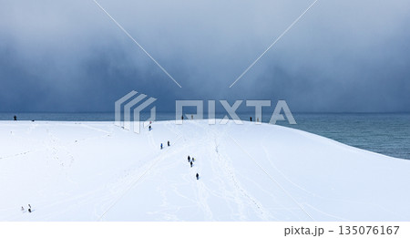 鈍色の空と雪が積もる冬の鳥取砂丘の風景 鈍色の空と雪が積もる冬の鳥取砂丘の風景 135076167