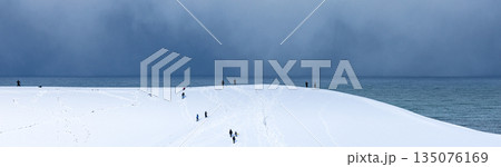 鈍色の空と雪が積もる冬の鳥取砂丘の風景 135076169