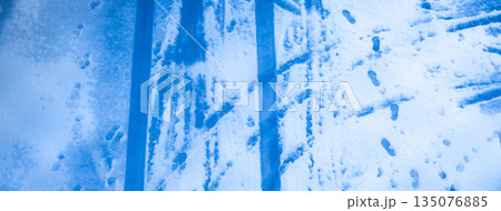 部屋から見たある冬の日の朝の風景 135076885