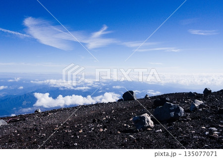 富士山頂から望む広大な雲海と抜けるような青空 富士山頂から望む広大な雲海と抜けるような青空 135077071