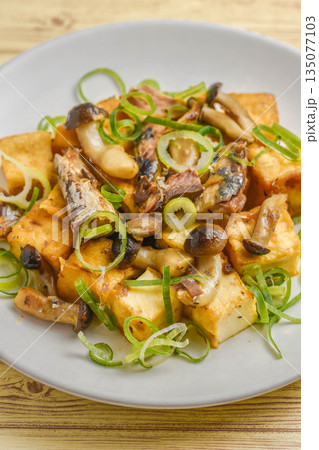 鯖缶と厚揚げの炒め物 135077103