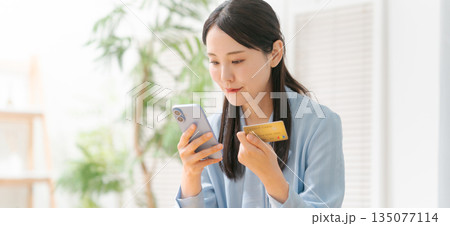 スマホとクレジットカードを持つ女性（バナー） 135077114