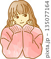 セーターを着て頬杖をつく女の子　ベクター 135077164