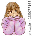 セーターを着て頬杖をつく女の子 135077165