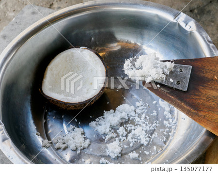 ガタイで削ったココナッツの実 タイの伝統料理 ガタイで削ったココナッツの実 タイの伝統料理 135077177