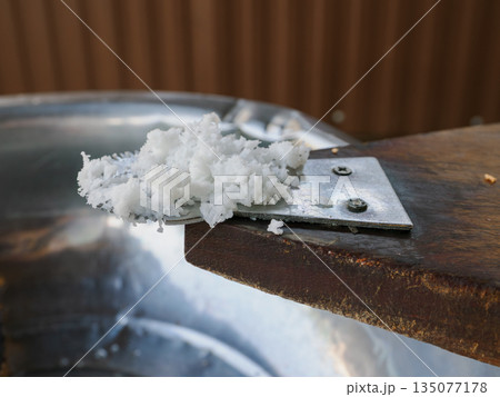 ガタイで削ったココナッツの実　タイの伝統料理 135077178