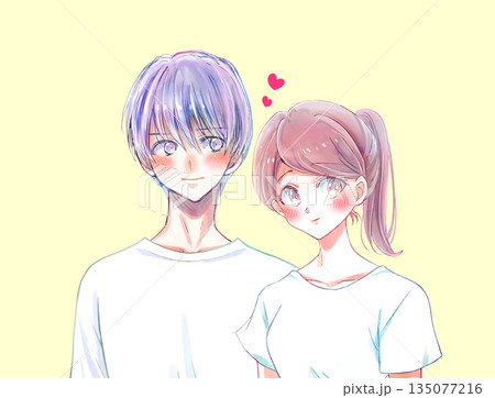 寄り添う男女　赤面 135077216