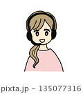 ヘッドセットをつけている女性イラスト 135077316