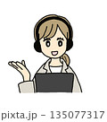 ヘッドセットをつけて説明する女性イラスト 135077317