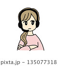 ヘッドセットをつけて考える女性イラスト 135077318
