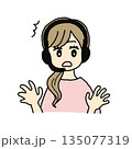 ヘッドセットをつけて驚く女性イラスト 135077319