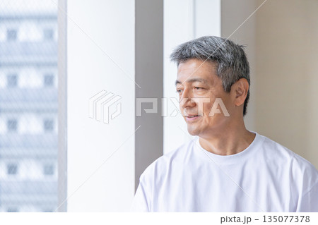 窓の外を見るシニア男性 135077378