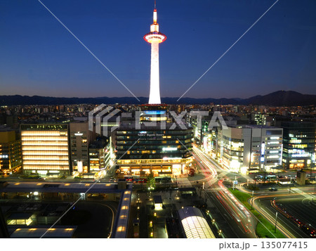 京都駅ビルから見た京都タワーの夜景 135077415