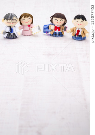 医師、看護師、高校生の人形 135077452