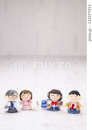 医師、看護師、高校生の人形 135077453