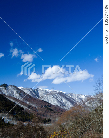 新潟県湯沢町の冬景色 青空と冠雪した山々のパノラマ 新潟県湯沢町の冬景色 青空と冠雪した山々のパノラマ 135077486