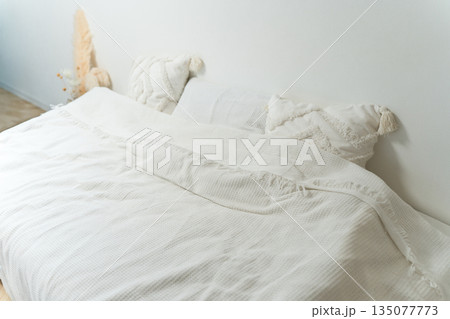 寝室,ベッドルーム,ベッド,睡眠イメージ 135077773