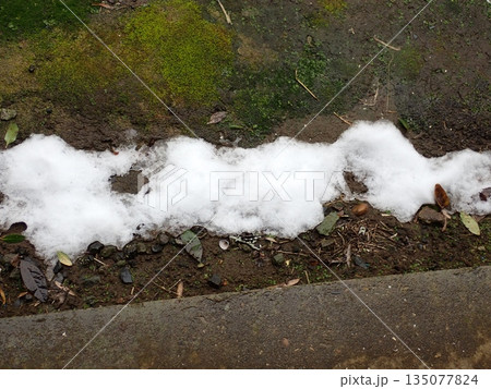 溶けかけの雪 135077824