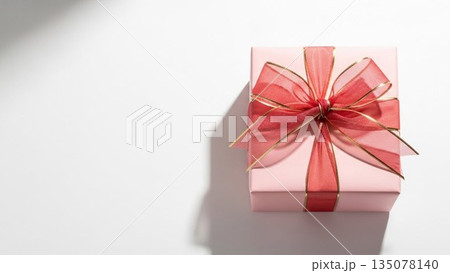 プレゼントが並ぶかわいいバレンタイン手描きイラスト 135078140