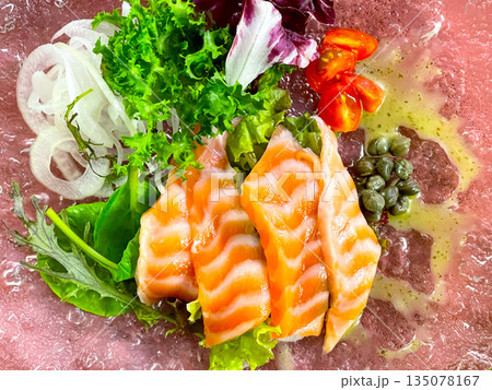 生サーモンのカルパッチョと彩り野菜の前菜 135078167