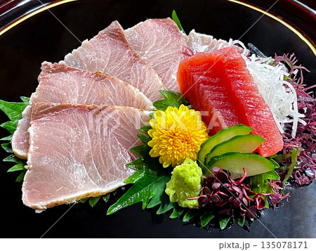 ブリと鮪の刺身盛り合わせ ブリと鮪の刺身盛り合わせ 135078171