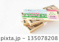 宝くじと札束　一万円札　運試し　一攫千金 135078208