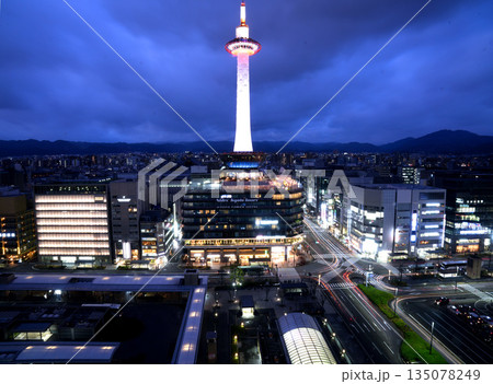 京都駅ビルから見た京都タワーの夜景 京都駅ビルから見た京都タワーの夜景 135078249