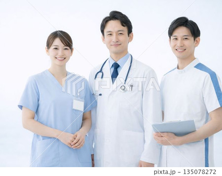 医師と看護師と臨床工学技士の連携イメージ 135078272