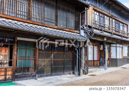 岩村町の街並と古い街並み 岐阜県 岩村町の街並と古い街並み 岐阜県 135078347