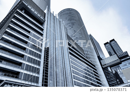 名古屋駅前に立ち並ぶ高層ビル 135078371