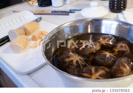 おせち料理、煮物の調理風景、食材のしいたけとタケノコ 135078563