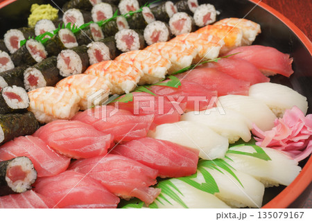 寿司桶に入った寿司｜まぐろ・イカ・エビ・鉄火巻 135079167