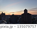 早朝、朝焼けの名古屋市東部方面を望む 135079757
