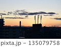 早朝、朝焼けの名古屋市東部方面を望む 135079758