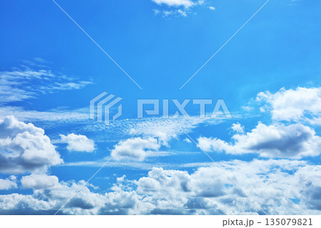 夏の青空と雲 135079821